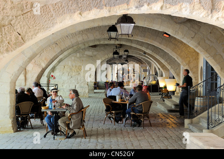 La France, Gard, Pays d'Uzege, Uzes, restaurant sous les arcades qui entourent la Place aux Herbes Banque D'Images