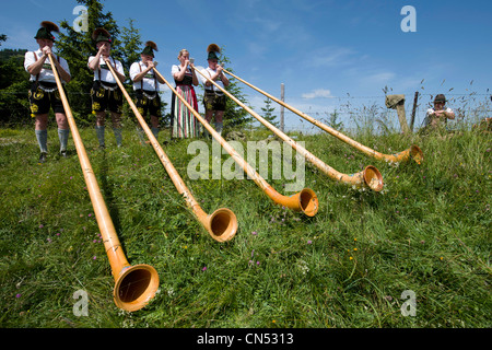 Allemagne, Bavière, Pfronten, folk festival avec masse en plein air sur le mont Breitenberg, Alpenhorn Banque D'Images