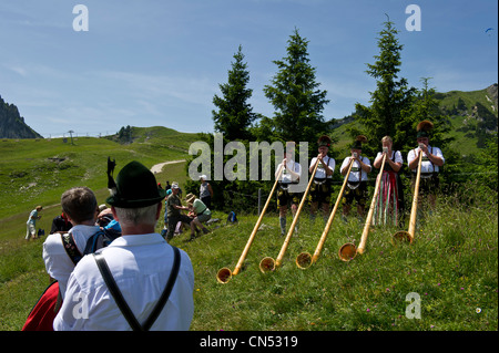 Allemagne, Bavière, Pfronten, folk festival avec masse en plein air sur le mont Breitenberg, Alpenhorn Banque D'Images