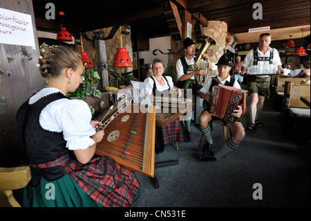 Allemagne, Bavière, Pfronten, folk festival avec masse en plein air sur le mont Breitenberg Banque D'Images