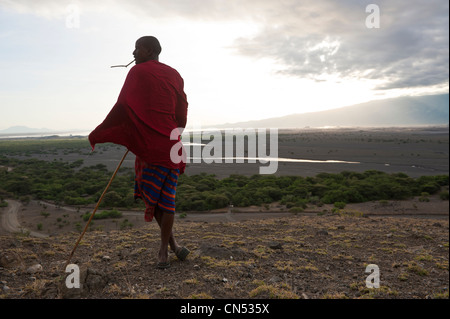 Région d'Arusha, Tanzanie, vallée du Rift, région du lac Natron, un Masaï au lever du soleil Banque D'Images