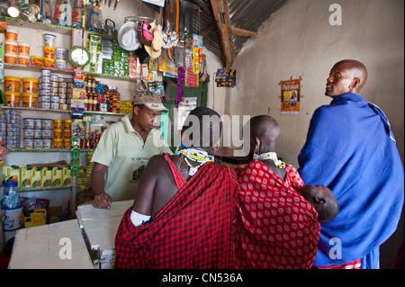 Région d'Arusha, Tanzanie, vallée du Rift, région du lac Natron, les Masai village de Ngarasero près du lac, shop Banque D'Images