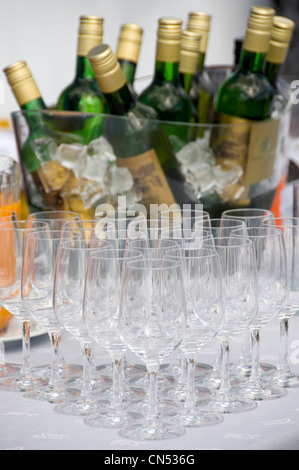 Close up vertical d'un tableau blanc propre disposés avec les verres à vin et un seau plein de bouteilles de vin froid. Banque D'Images