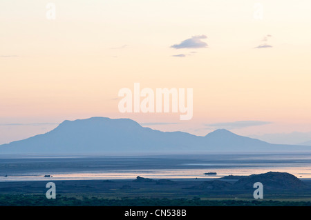 Région d'Arusha, Tanzanie, vallée du Rift, le lac Natron au lever du soleil Banque D'Images