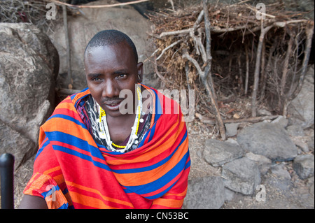 Région d'Arusha, Tanzanie, pays massaï, Longido volcan, le guide Maasai dans un Olpul Salonga (ou Orpul), lieu saint où la Banque D'Images