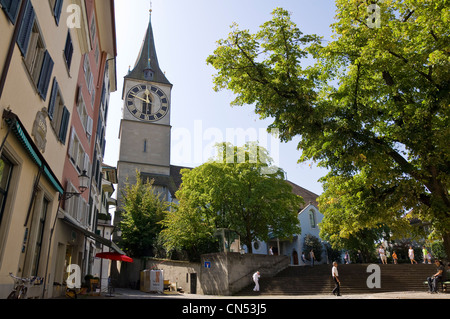 Grand angle horizontal de St Peter kirche, l'église St Pierre sur Lindenhof hill à Zurich sur une journée ensoleillée. Banque D'Images