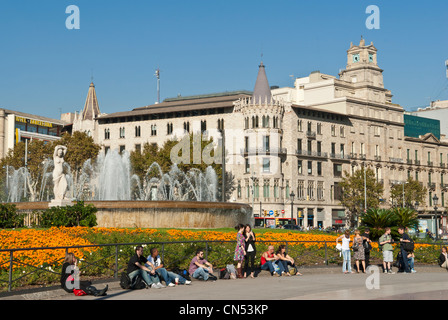 Espagne, Catalogne, Barcelone, Plaça de Catalunya, à l'arrière-plan Casa Pons i Pascual, construit en 1994 par l'architecte Enric Sagnier Banque D'Images