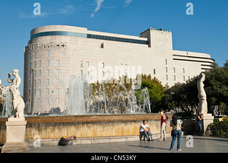 Espagne, Catalogne, Barcelone, Plaça de Catalunya, une fontaine, deux sculptures par Pau Gargallo et Josep Clara et dans le Banque D'Images