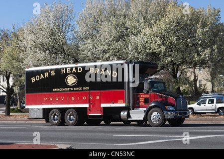 Une tête de sanglier, camion de livraison frigorifique sur sa route à White Plains, New York. Banque D'Images