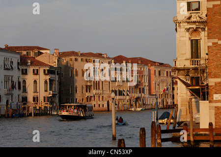 L'Italie, Vénétie, Venise, inscrite au Patrimoine Mondial de l'UNESCO, vaporetto, Grand Canal près de San Marcuola Banque D'Images