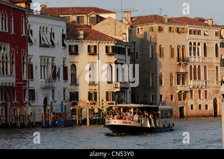 L'Italie, Vénétie, Venise, inscrite au Patrimoine Mondial de l'UNESCO, vaporetto, Grand Canal près de San Marcuola Banque D'Images