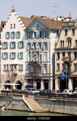 Vue verticale du Rathaus quart de Zurich's altstadt avec les vieux immeubles à pignons sur le front, Limmatquai. Banque D'Images