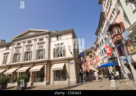 Grand angle horizontal de l'Augustinergasse cityscape, un populaire rue piétonne du Lindenhof à Zurich sur une journée ensoleillée. Banque D'Images