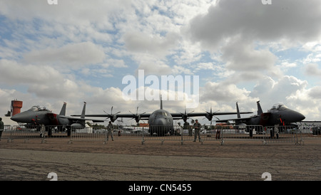 MARRAKECH, Maroc -- UN C-130J Super Hercules est situé entre deux F-15E Strike Eagles sur la ligne aérienne de Marrakech le 4 avril 2012. La U.S. Air Force Africa participe à la troisième biennale de l'Aeroexpo Marrekech pour renforcer les partenariats avec les nations concernées et faire preuve d'engagement envers la sécurité et la stabilité dans la région. Banque D'Images