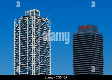 Espagne, Catalogne, Barcelone, l'hôtel Arts et la Tour Mapfre Assurances vu de Barcelonata Beach Banque D'Images