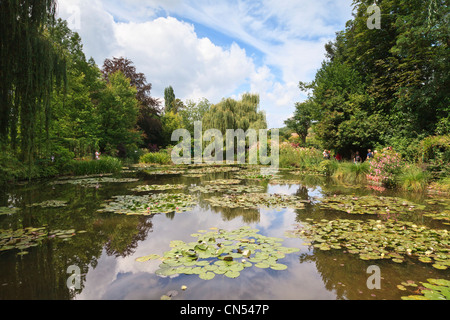 Étang aux nymphéas et nénuphars, le jardin de Monet, Giverny, la Normandie, France. Banque D'Images