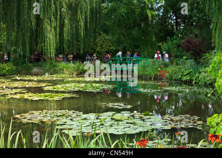 Bassin aux nymphéas et son pont, le jardin de Monet, Giverny, la Normandie, France. Banque D'Images