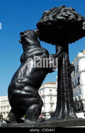 Espagne, Madrid, Puerta del Sol, l'ours et Arbutus Tree sculpture, symbole héraldique de la ville Banque D'Images