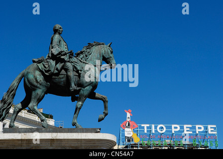 Espagne, Madrid, Puerta del Sol, la statue équestre du roi Charles III et de vins Tio Pepe panneau d'affichage sur un toit d'une Banque D'Images