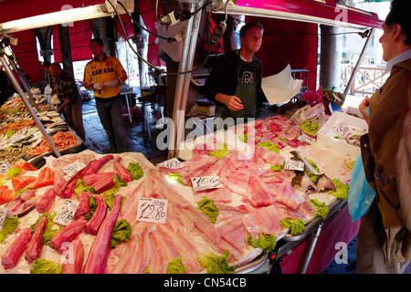 L'Italie, Vénétie, Venise, inscrite au Patrimoine Mondial de l'UNESCO, quartier de San Polo, le marché aux poissons hall (Campo de la Pescaria), Mercati Banque D'Images