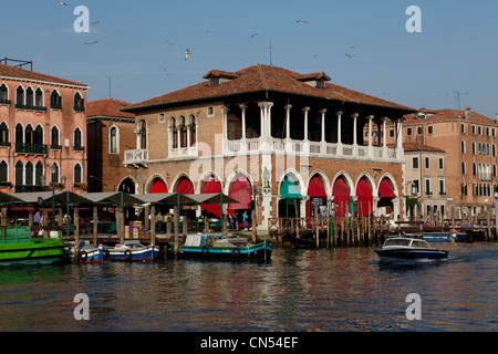 L'Italie, Vénétie, Venise, inscrite au Patrimoine Mondial de l'UNESCO, quartier de San Polo, le marché aux poissons hall (Campo de la Pescaria), Mercati Banque D'Images