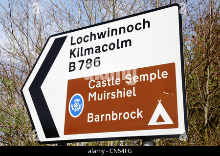 Direction dans le village de Lochwinnoch, Ecosse, Royaume-Uni Banque D'Images