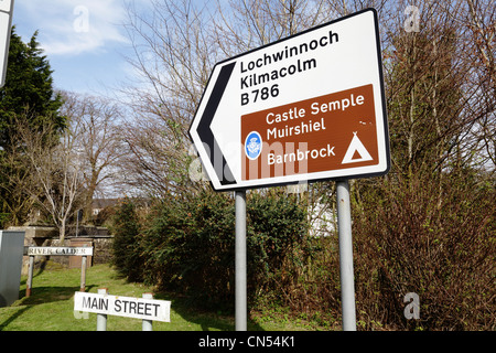 Route en direction de signer à Lochwinnoch, Ecosse, Royaume-Uni Banque D'Images