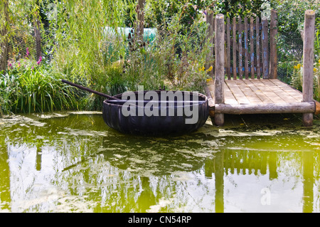 De près de l'horizontale ronde, bateau de pêche traditionnel, coracle ou cwrwgl currach, amarré au bord de la rivière. Banque D'Images