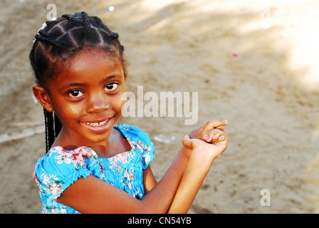 Madagascar, Nord, Diego-Suarez (Antsiranana) Province, Région Diana, ramena, portrait of young girl smiling Banque D'Images