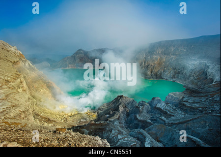 L'Indonésie, Java, Java oriental Province, les mines de soufre de Kawah Ijen volcano (2500m), l'un des derniers lieux au monde Banque D'Images