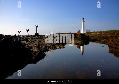 Auskerry Phare et l'épave du SS le comté de Hastings, Orkney Banque D'Images