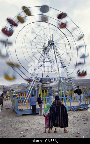 Une femme berbère et une fille envisage une grande roue déménagement dans l'Atlas marocain, au Maroc. Banque D'Images