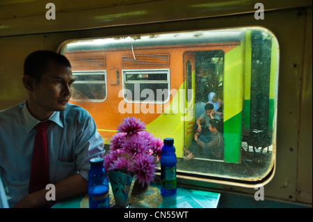 L'Indonésie, Java, la province centrale de Java, dans le train entre Yogyakarta et Yogyakarta Banque D'Images