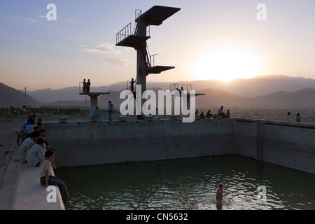 L'Afghanistan, Kaboul, Bibi Maru Hill, les garçons jouant dans une piscine abandonnée Banque D'Images