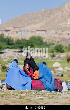 L'Afghanistan, la province de Bamiyan, Bamiyan, les femmes en burqa et de la jeune fille sans burqa prenant le thé dans la nature Banque D'Images