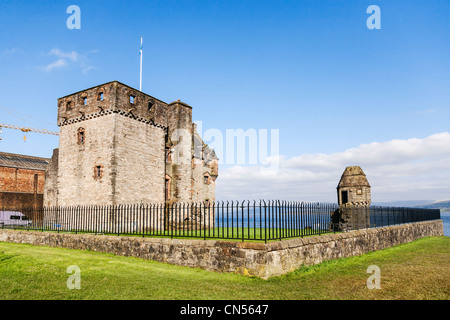 Château de Newark, sur la rive sud de la rivière Clyde, estuaire, Port Glasgow Renfrewshire, en Écosse. Banque D'Images