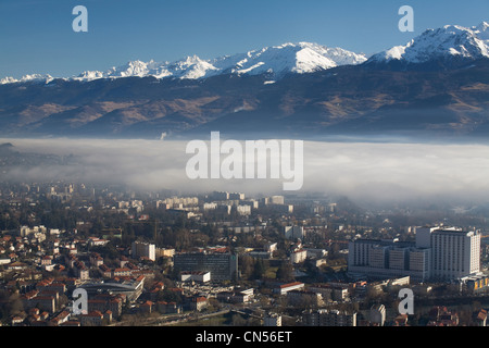 France, Isère, Grenoble, aperçu sur la ville à partir de la Bastille site avec avec le haut de la montagne de Belledonne avec rangecovered Banque D'Images