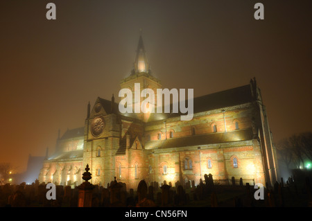 St Magnus Cathedral dans le brouillard, Kirkwall, Orkney Banque D'Images