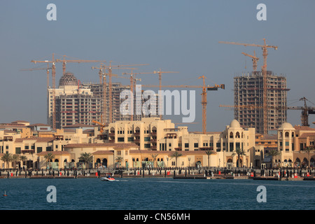 Les grues de construction à Porto Saoudite. La Perle, Doha Qatar Banque D'Images