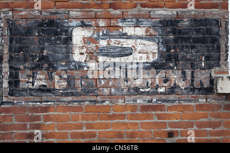 Peint au pochoir et un numéro 6 est l'adresse de Calhoun sur le point d'être retiré d'un mur de brique Banque D'Images