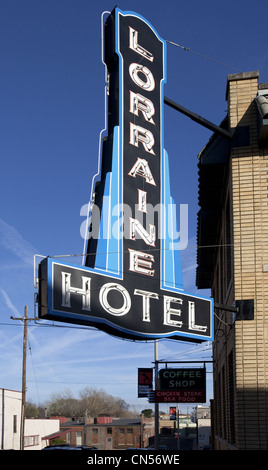 Un vintage black and blue neon sign advertising l'historique Hotel Lorraine à Memphis, Tennessee Banque D'Images