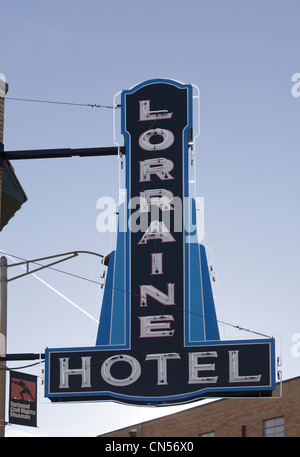 Un vintage black and blue neon sign advertising l'historique Hotel Lorraine à Memphis, Tennessee Banque D'Images