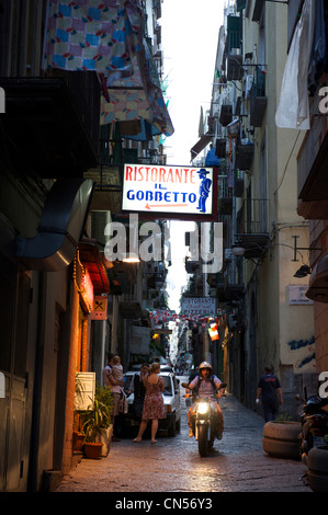 L'Italie, Campanie, Naples, centre historique classé au Patrimoine Mondial par l'UNESCO, ses rues étroites dans le centre-ville Banque D'Images