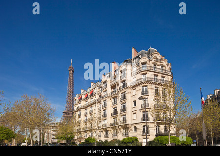 France, Paris, Haussmann type de bâtiment façade et la Tour Eiffel Banque D'Images