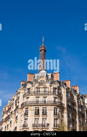 France, Paris, Haussmann type de bâtiment façade et la Tour Eiffel Banque D'Images