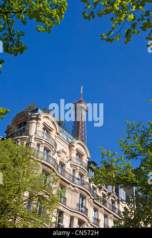 France, Paris, Haussmann type de bâtiment façade et la Tour Eiffel Banque D'Images