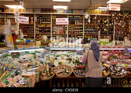 La Turquie, Istanbul, côté Asiatique, quartier Kadikoy, centre-ville, magasin d'alimentation Banque D'Images