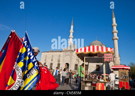 La Turquie, Istanbul, centre historique classé au Patrimoine Mondial par l'UNESCO, le quartier d'Eminönü, un vendeur de drapeaux devant l Banque D'Images