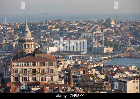 La Turquie, Istanbul, la Tour de Galata à l'avant-plan et les détroits de la Corne d'or avec le quartier de Sultanahmet, dans le Banque D'Images
