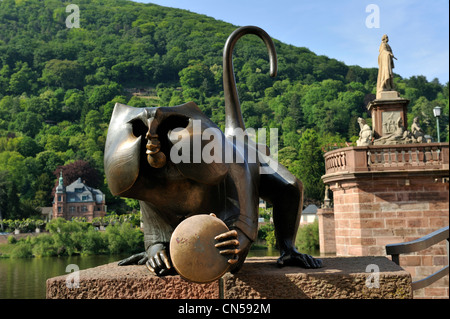 Allemagne, Heidelberg, Bade-Wurtemberg, statue de singe près du vieux pont sur le Neckar Banque D'Images